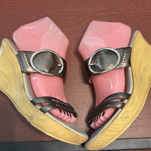 Onex Sandals with Metallic Straps and Open Toe - Picture 5 of 5